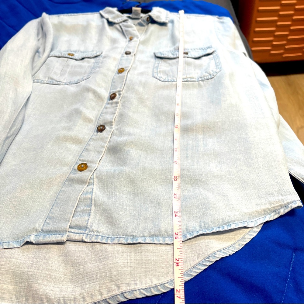 Forever 21 Women’s Button Down Denim Shirt in Size Medium - Picture 9 of 10
